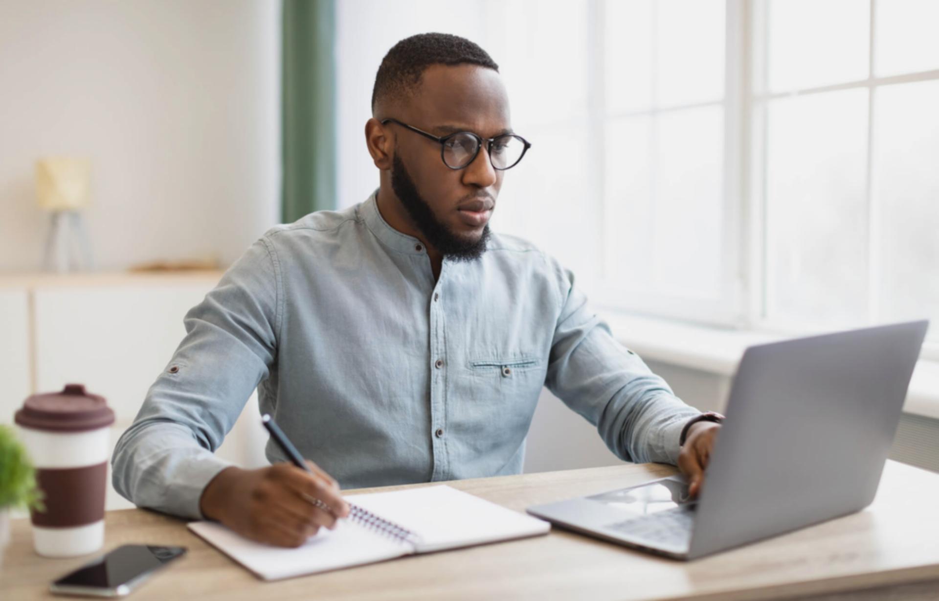 Análisis colaborativo de casos financieros en contexto real