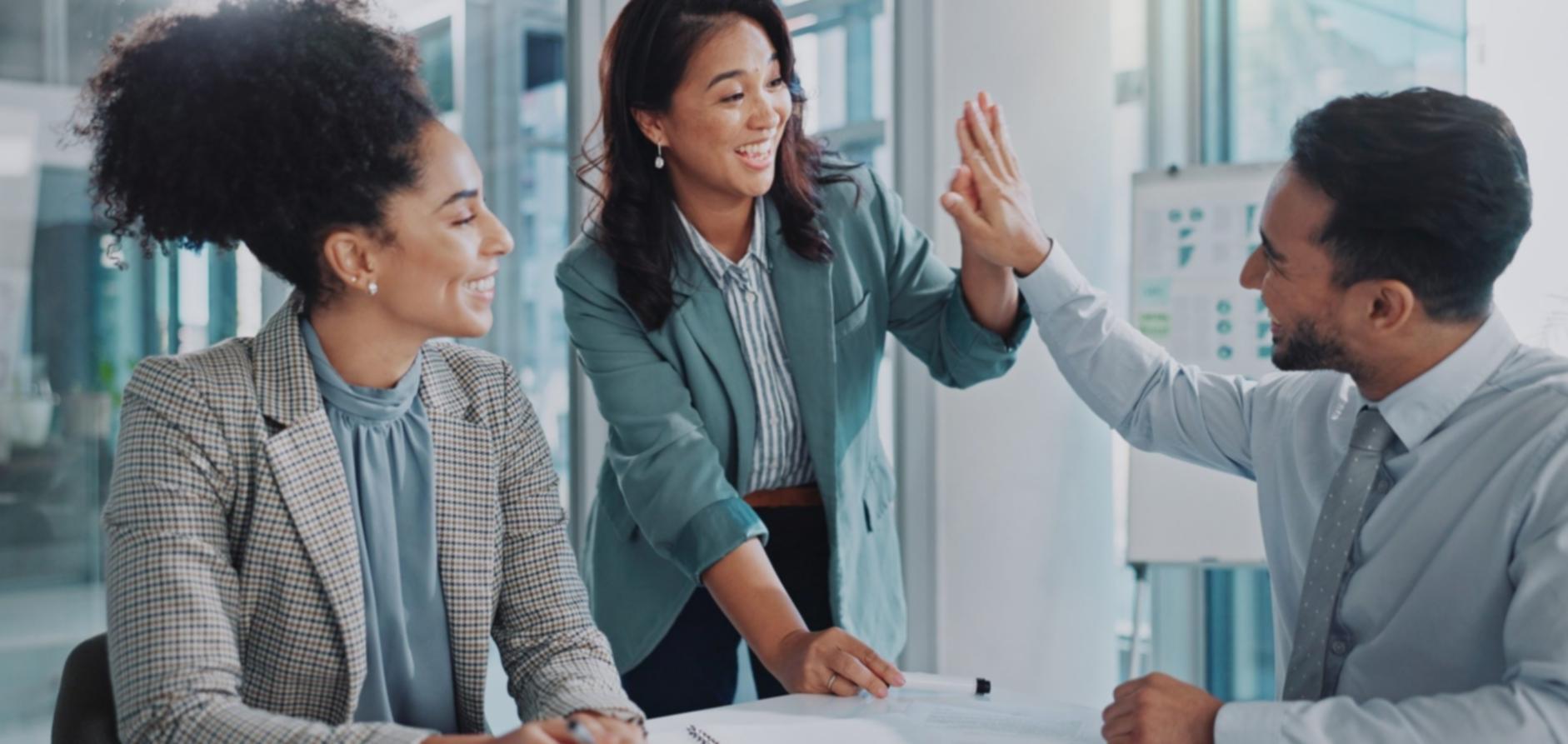 Análisis de datos financieros con gráficos de crecimiento y planificación estratégica