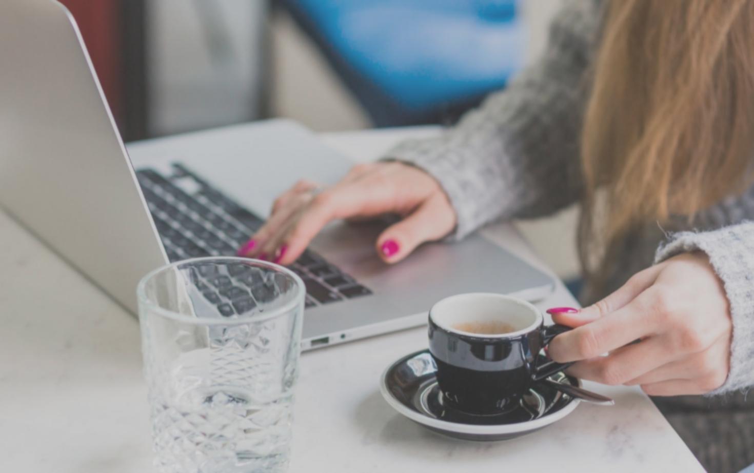 Equipo de trabajo colaborando en análisis financiero