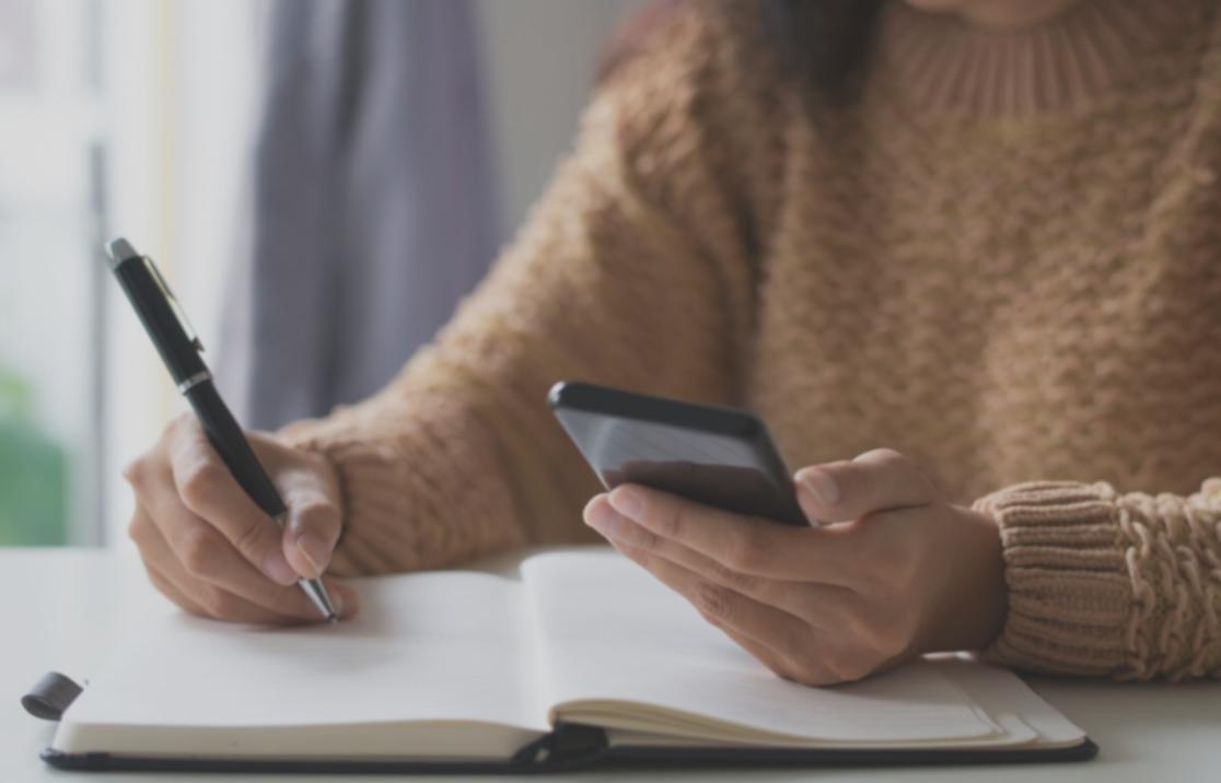 Reunión de planificación financiera con profesionales revisando estrategias de inversión